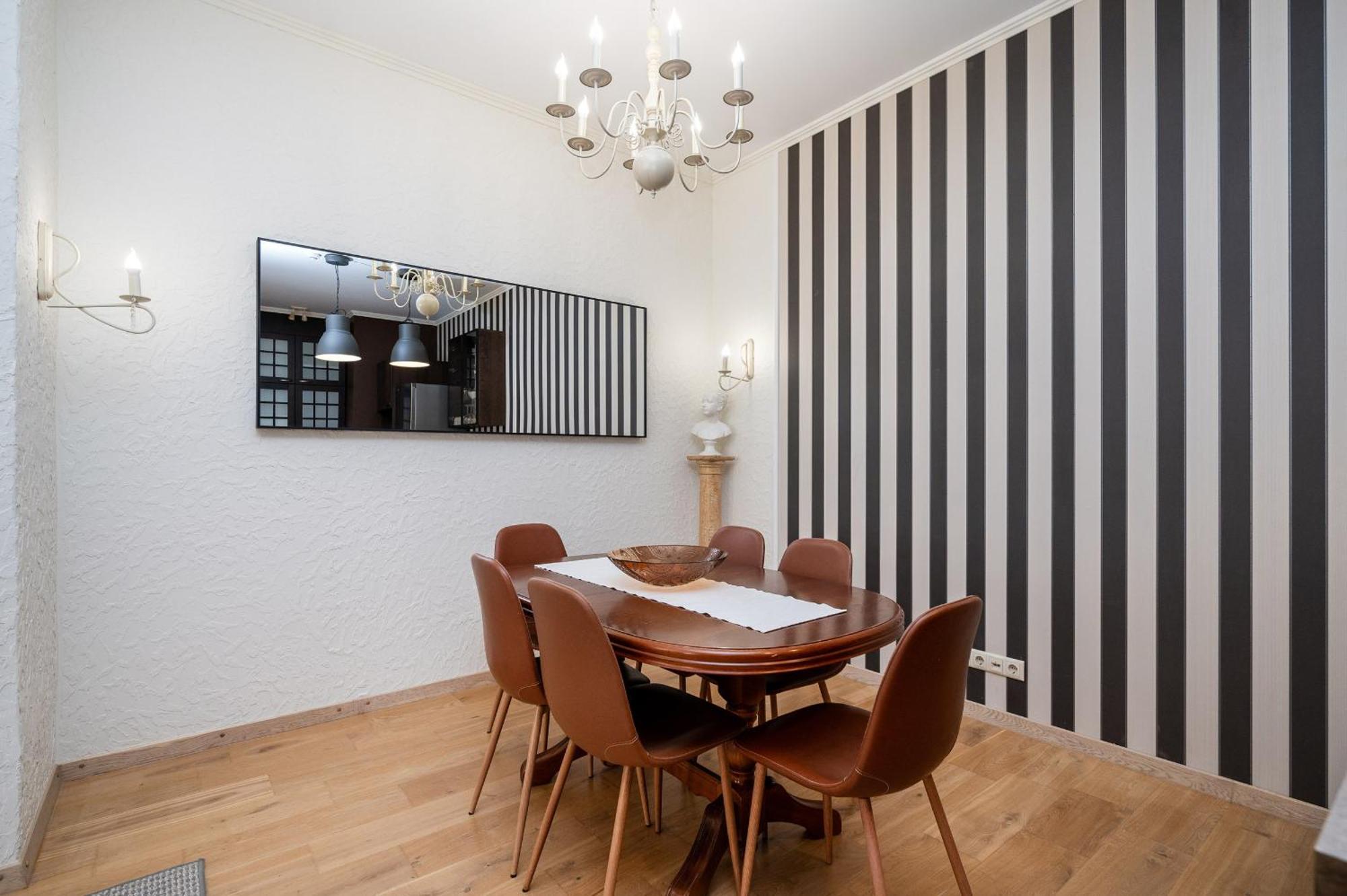 Spacious Apartment In Vilnius Old Town By Reside Baltic Exterior photo